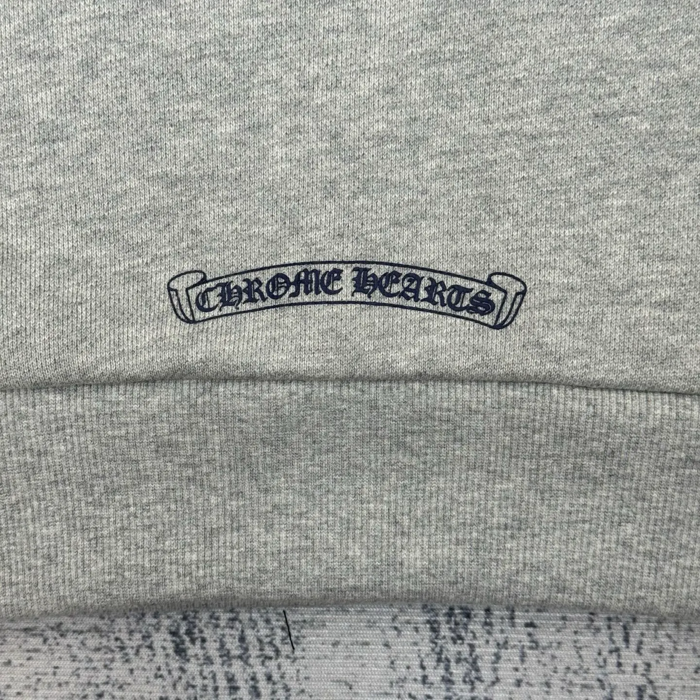 P320 Chrome hear 25FW early autumn new CH cross flocking round neck women's sweatshirt SIZE S/M/L Drop shoulder pullover silhouette sweatshirt tailoring Threaded hemming details on the cuffs and hem create a refined and coordinated atmosphere Cross logo embroidery decoration on the chest highlights the brand's high-end feel The overall style is low-key without losing texture. Casual and fashionable wear, suitable for commuting and daily travel
